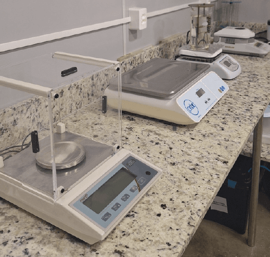 Balança analítica de precisão no laboratório da PinusGum